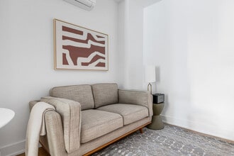 Building Photo - 307 W 39th St