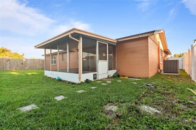 Building Photo - 3327 Garfield Dr