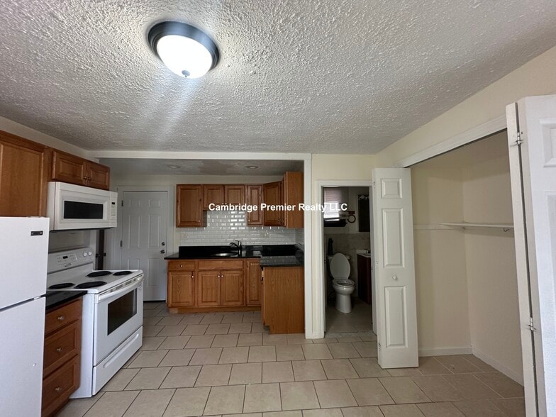 Building Photo - 55 Bonair St