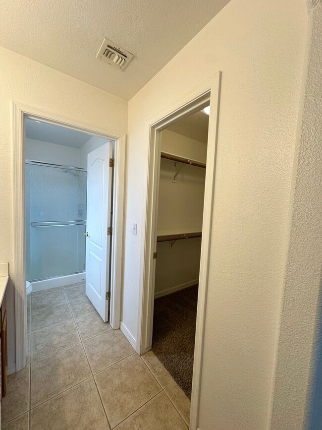 Building Photo - Great 3 Bedroom Home with Detached Garage!