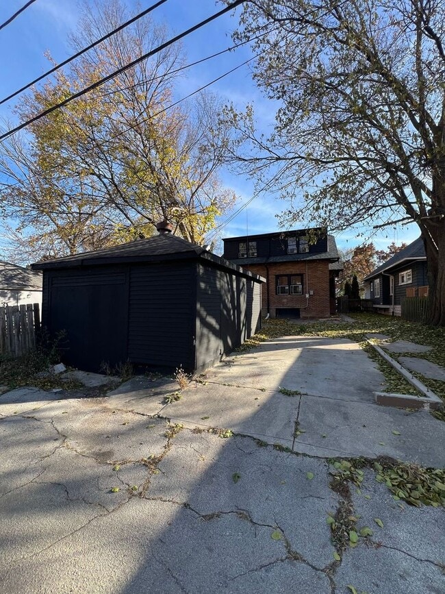 Building Photo - Brand new fully renovated 5 Bedroom Single...