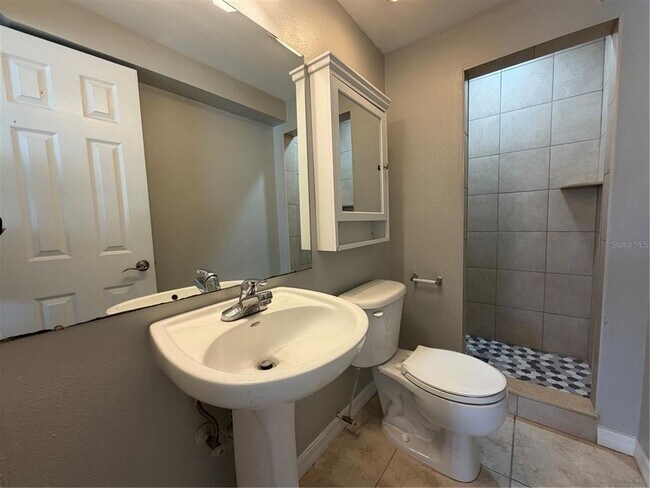 Building Photo - 406 S Cedar Ave