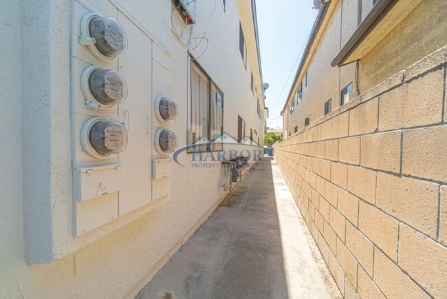 Building Photo - 789 W 18th St