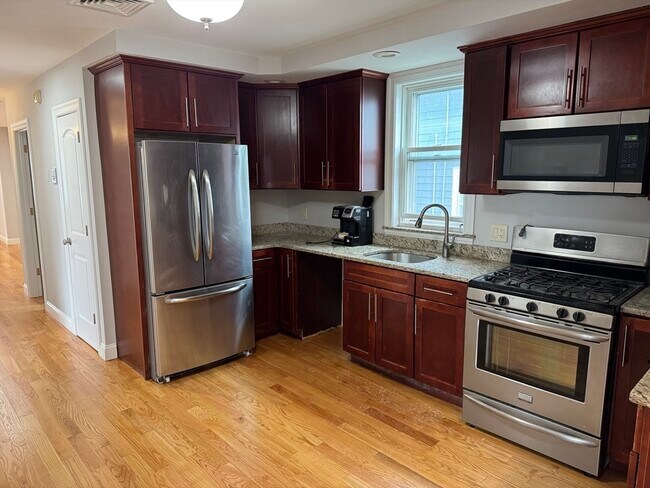 Building Photo - 7 Wave Ave