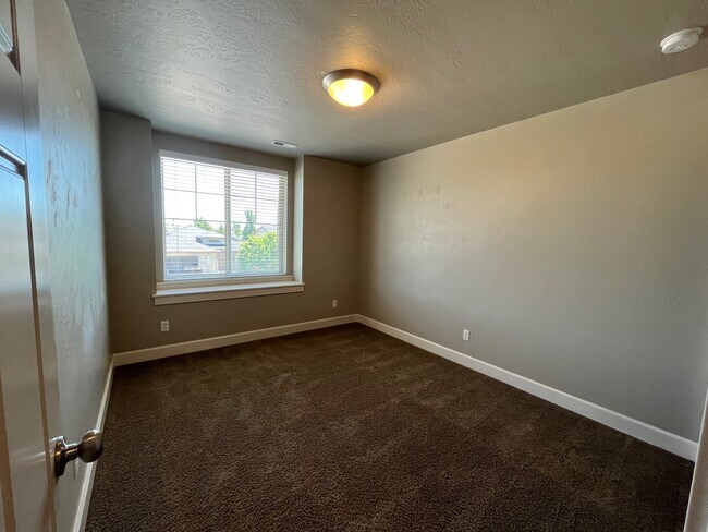 Building Photo - 5373 N Mitchum Ave