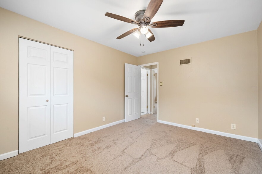 Building Photo - 447 Olian Dr