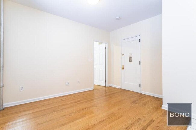 Building Photo - 305 W 45th St