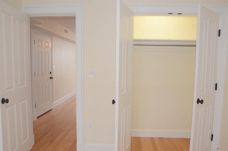 Building Photo - 20 Putnam St