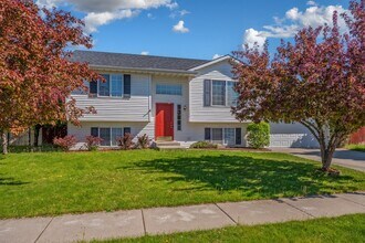 Building Photo - 4 bed 2 bath split level Hayden