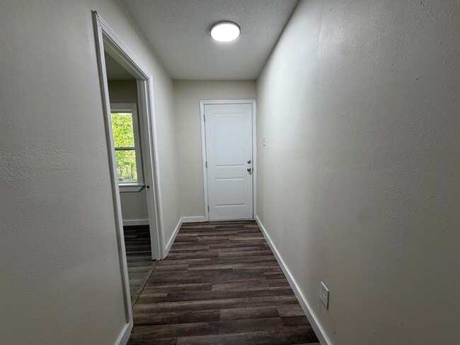 Building Photo - 8 E Brooks Rd