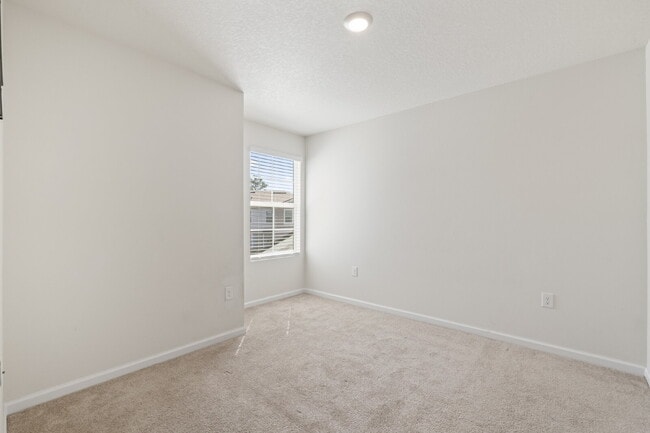 Building Photo - Oakleaf Plantation 3-Bedroom Townhouse in Towering Oaks – Spacious 1450 Sq Ft Living with 2 Full ...