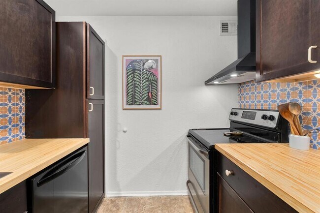 Building Photo - 2600 Penny Ln