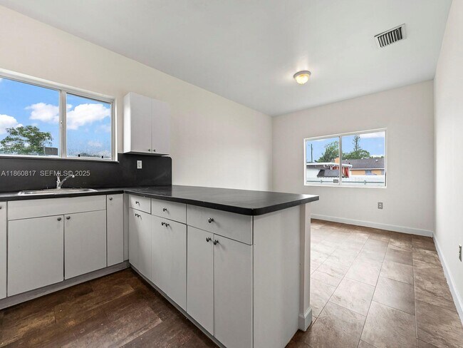 Building Photo - 1514 NW 5th Ave