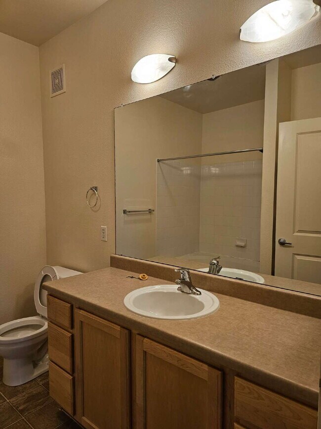 Building Photo - Convenient and Spacious 2BR/2BA in Park Hill of Denver