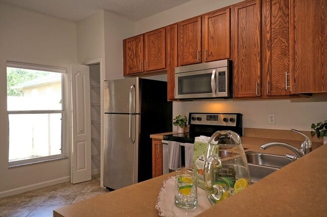 Building Photo - Avalon Park Townhome