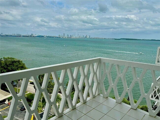 Building Photo - 1430 Brickell Bay Dr