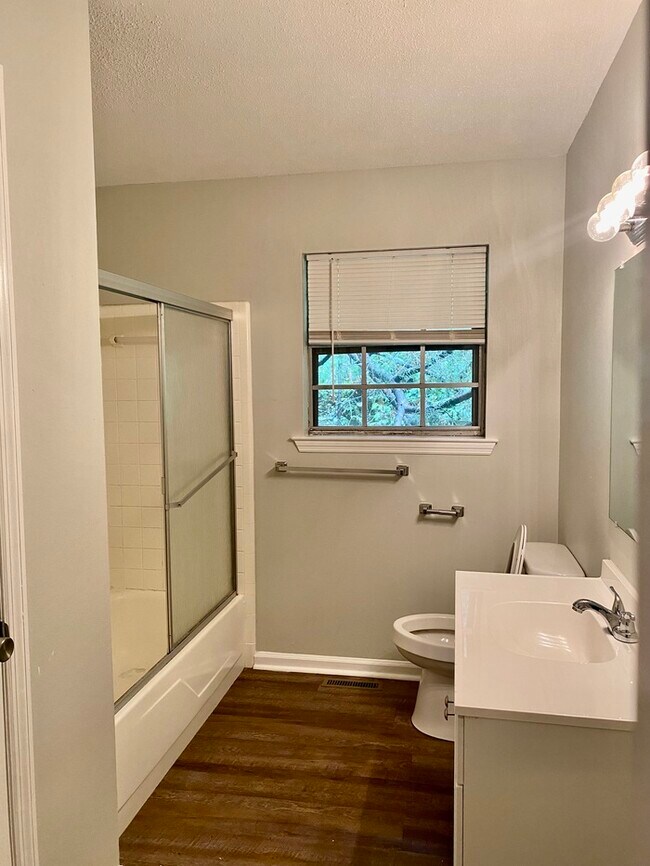 Building Photo - Hixson Townhome: 3 Bed/1.5 Bath; 2 Stories...