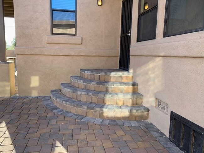 Building Photo - 928 E 6th St