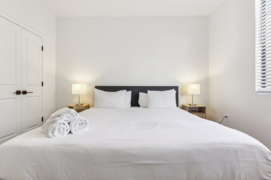 Building Photo - 9450 W Cabela Dr