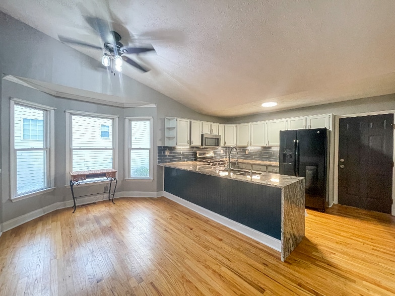 Building Photo - 645 Clearwater Pl
