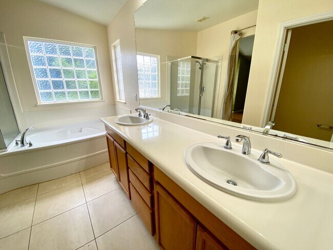 Building Photo - Open Single-Family 3Bed/2.5BA Home Mere Mi...