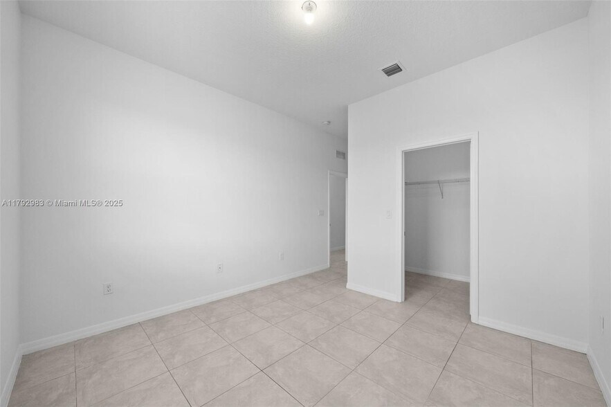 Building Photo - 830 NE 191st St