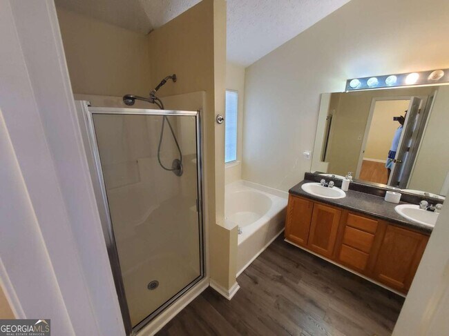 Building Photo - 5450 Twin Lakes Dr