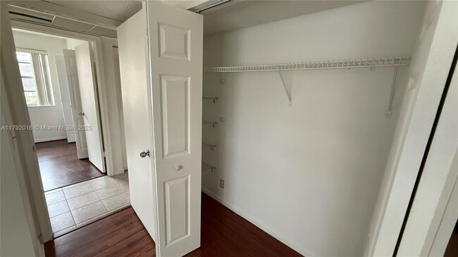 Building Photo - 1032 Twin Lakes Dr