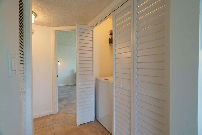 Building Photo - 1050 Crystal P Way