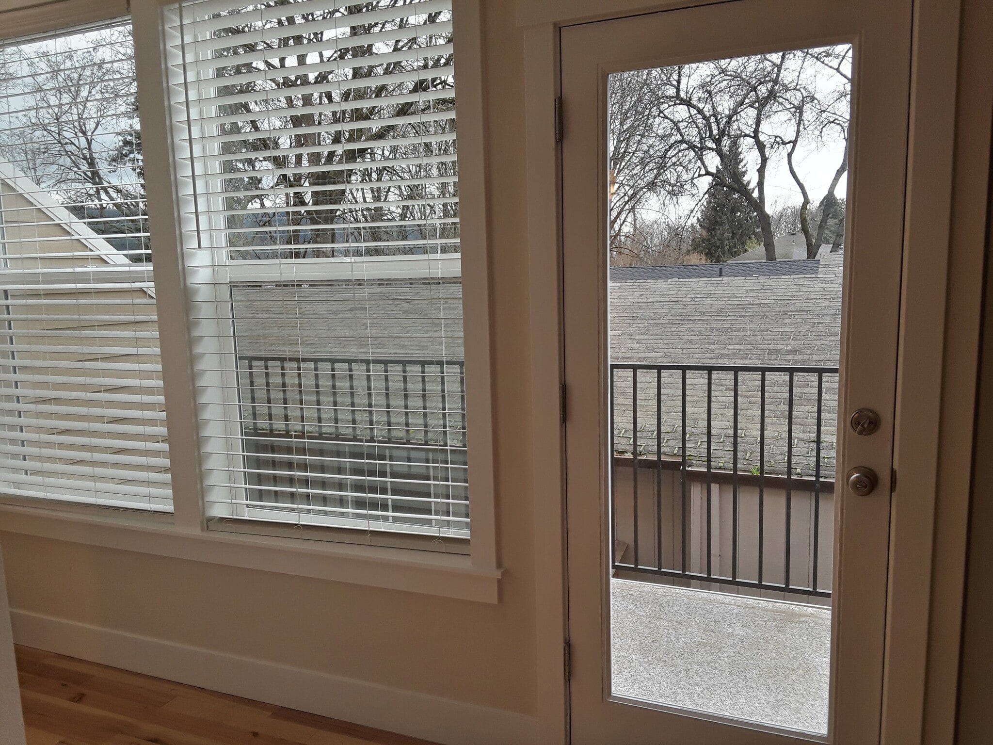 Large balcony - 8814 N Edison St