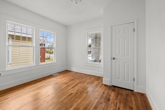Building Photo - Move-in Special: Receive a $300 gas card with approved application and signed lease.-1609 Jeffers...