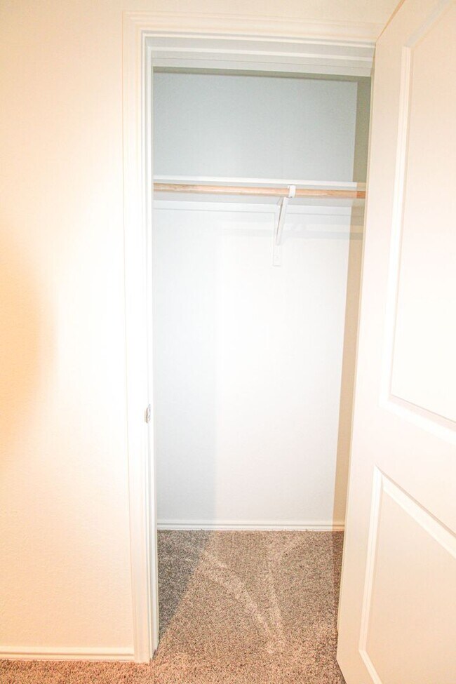 Building Photo - ************Move In Special- 2 WEEKS FREE!!!!************