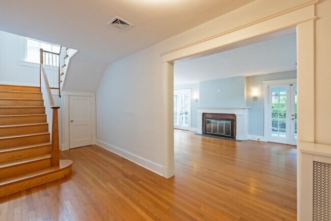 Building Photo - 4BR 3.5 BA Chevy Chase Gem is Move-in Read...