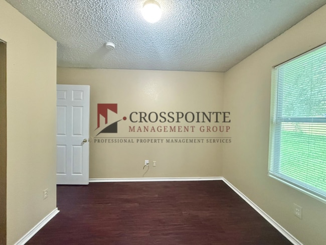 Building Photo - 3 Bedroom, 2 Bathroom Home!