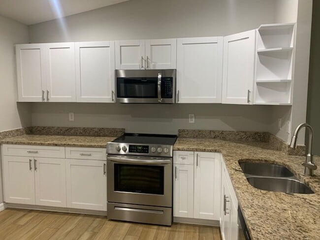 Building Photo - Duplex Unit