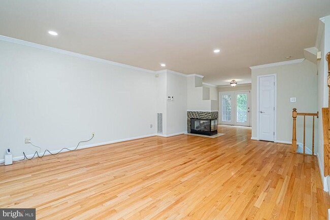 Building Photo - 1275 Quaker Hill Dr