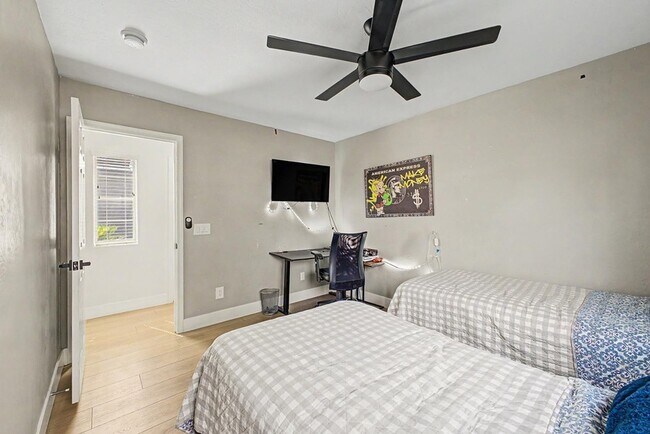 Building Photo - 8352 W San Juan Ave