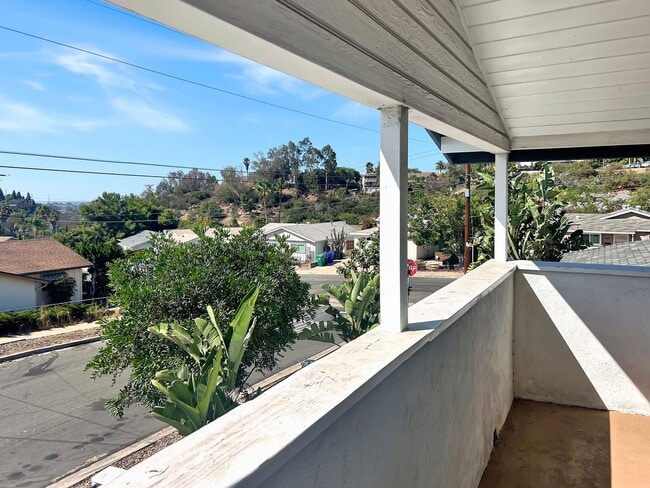 Building Photo - Beautiful 3B 2BA Duplex Unit w/ Balcony, W...