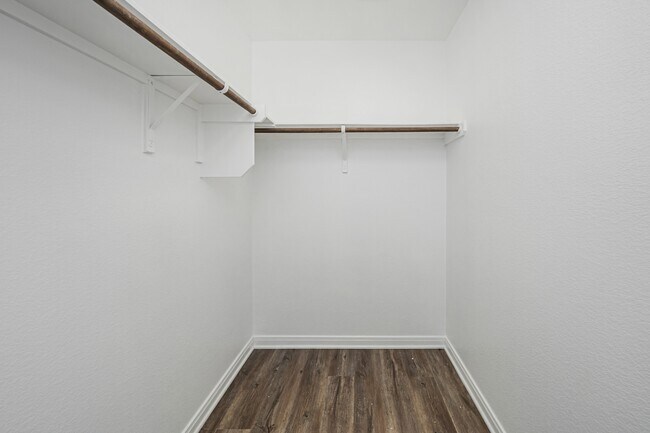 Building Photo - 610 Fallbrook Dr