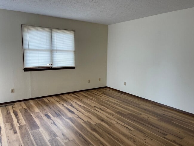 Building Photo - 3 BEDROOM 1.5 BATHROOM TOWNHOUSE FOR RENT