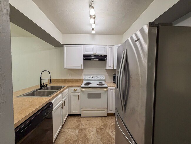 Building Photo - 2BR/1.5BA Townhouse in Mill Run!