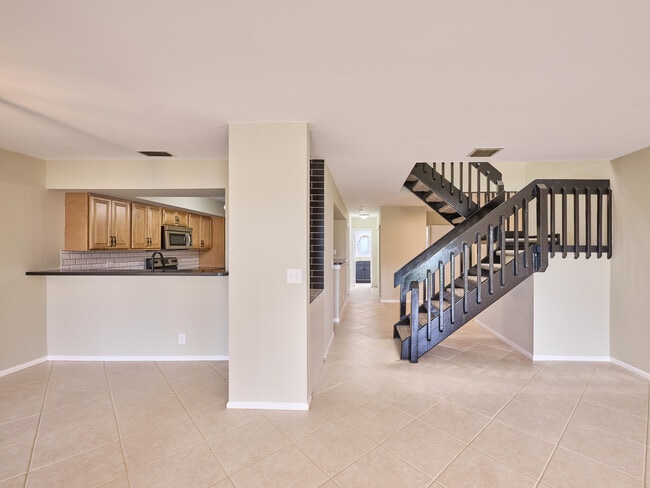 Building Photo - 6040 Glendale Dr