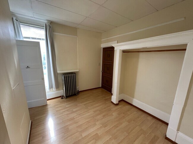 Building Photo - 1560