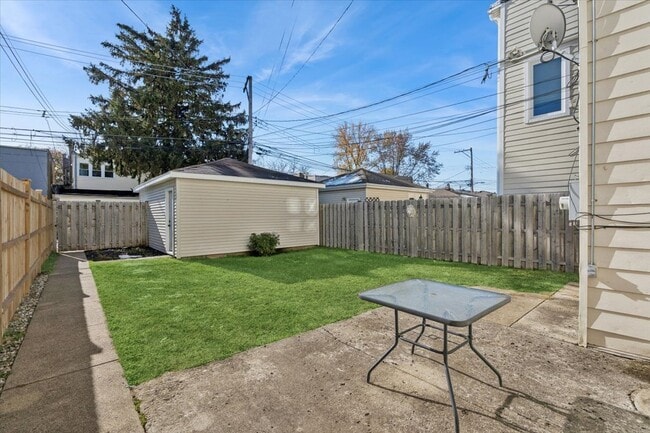 Building Photo - 5033 W Cullom Ave