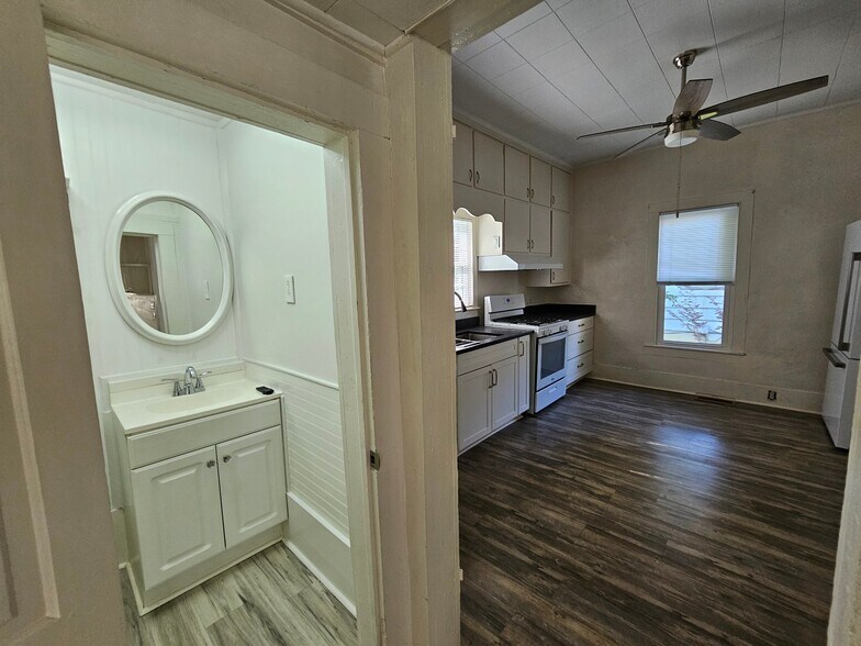 Building Photo - 4058 West Ave