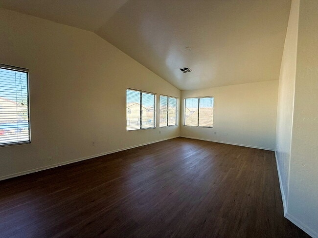 Building Photo - For Rent: Spacious 3 Bed, 2.5 Bath Home with Den & Bonus Room!