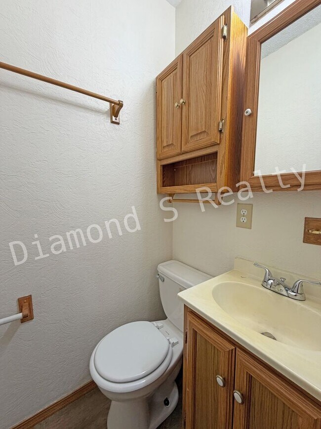 Building Photo - 3 Bed / 1.5 Bath Home - Great South Spring...