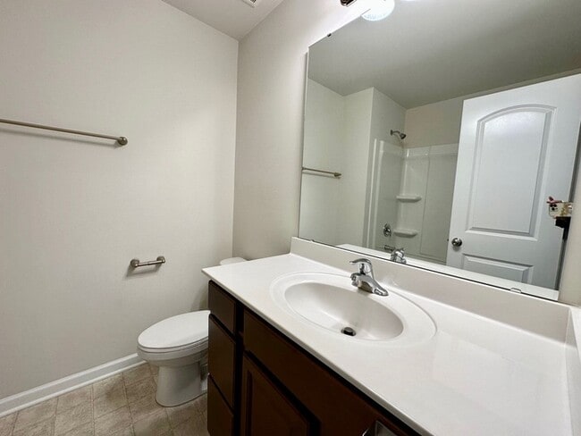 Building Photo - Unfurnished three bedroom 2.5 bathroom Tow...