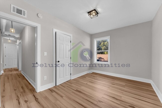 Building Photo - 724-724 Adams St SE