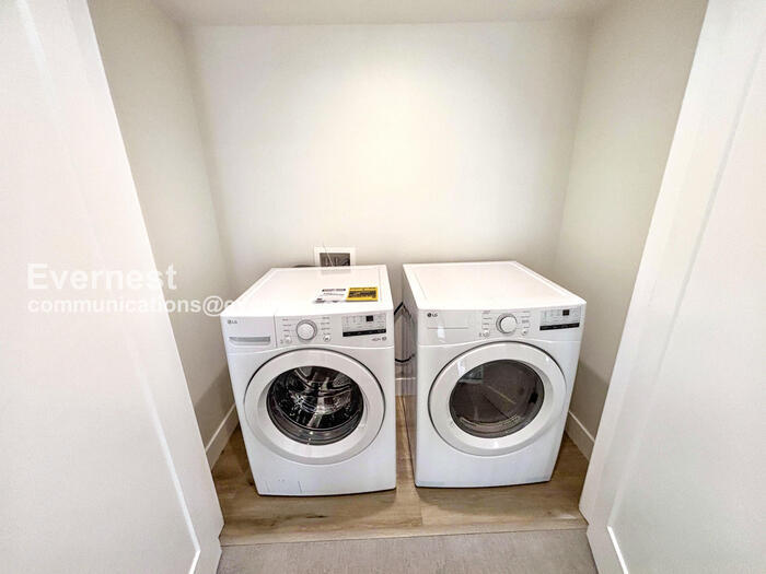 Building Photo - 2162 S Ash St